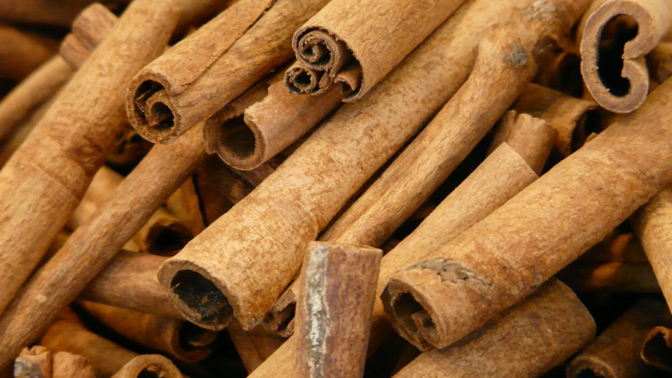Whole Ceylon cinnamon quills made of thin, rolled bark layers Purpose